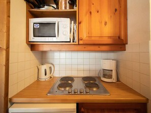 Réfrigérateur, micro-ondes, lave-vaisselle, cafetiÚre/bouilloire