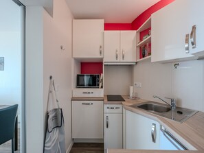 Frigorífico, microondas, placa de cocina y lavavajillas