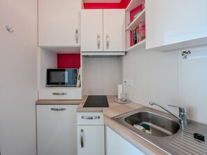Kühlschrank, Mikrowelle, Herdplatte, Geschirrspüler