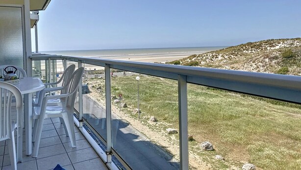 A balcony with a view of the beach and dunes. - 1 Bedroom Apartment + Cabin with Sea & Dune View, 3rd Floor with Elevator (Cucq-Stella Plage)