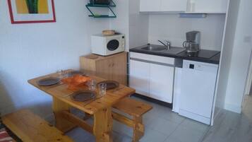 Kühlschrank, Geschirrspüler, Kochgeschirr/Geschirr/Besteck