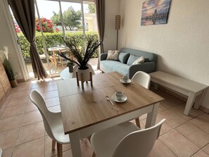 Dining - Charming 1BR Apt in Gruissan with Pool, Terrace & Parking (Gruissan)