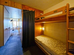 A bunk bed room with a wooden ladder, a desk, and a chair. - Ski-in/out studio for 5, Les Arcs 1800, pets allowed (Les Arcs 1800)