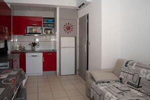 Kylskåp, mikrovågsugn, ugn och diskmaskin