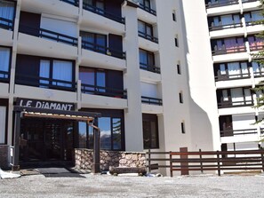 A multi-story hotel with a sign reading "LE DIAMANT" at the entrance. - Mountain Studio, 4 Sleeps, Ski-In/Ski-Out, Free Parking, Risoul 1850 (Risoul)