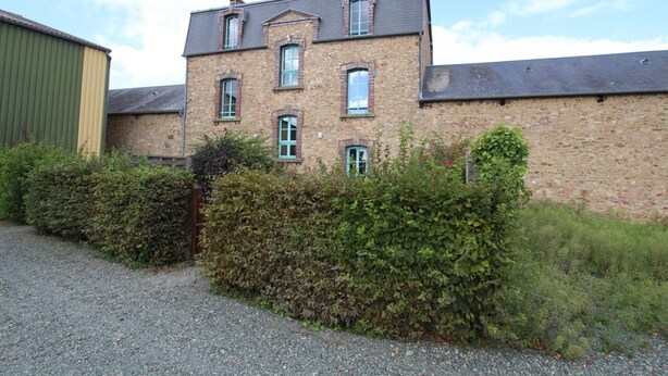 A two-story brick building with multiple windows and a chimney. - Comfortable cottage with WiFi and pets allowed (Périers)