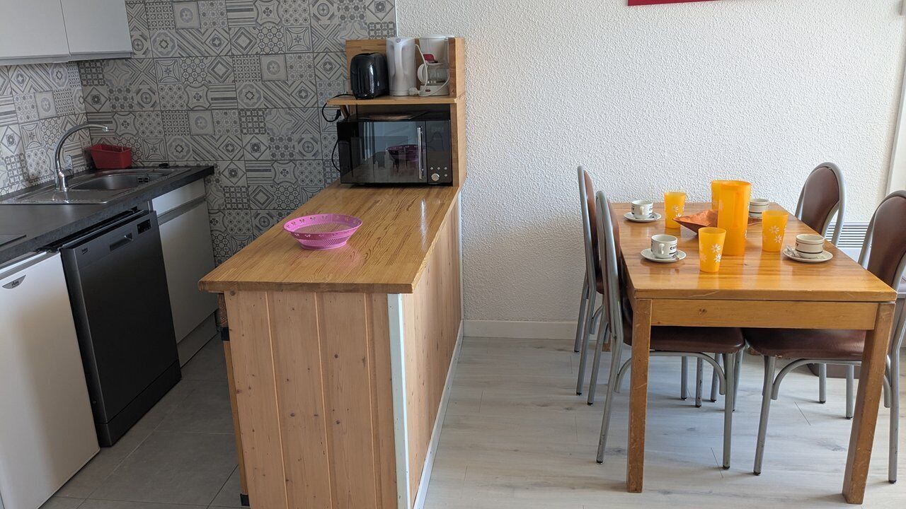 Geladeira, fogão, lava-louças, talheres/pratos/utensílios de cozinha