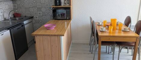 Kühlschrank, Ofen, Geschirrspüler, Kochgeschirr/Geschirr/Besteck