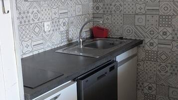 Refrigerador, horno, lavavajillas, utensilios de cocina