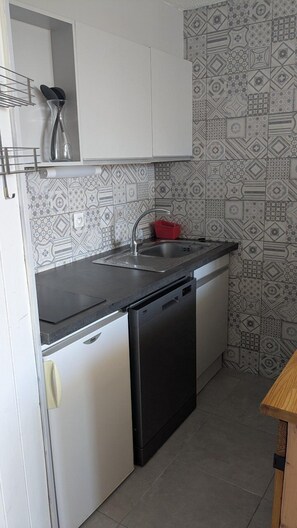 Refrigerador, horno, lavavajillas, utensilios de cocina