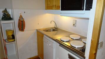 Refrigerador, horno, lavavajillas y cafetera y tetera