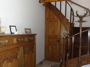 Eine Holztreppe mit Handlauf und einer Holztür.