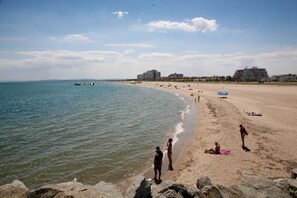 Una spiaggia nelle vicinanze