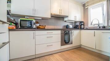 Een koelkast, een magnetron, een oven, een kookplaat