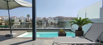 138-Empuriabrava lovely house overlooking the lake, with pool.