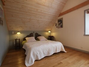 2 bedrooms, Internet - Charming Cottage with Fireplace, Private Garden & Pond in Scenic Countryside (Orval sur Sienne)