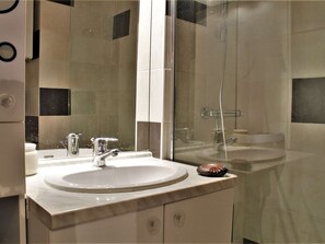 Bathroom - Ski-In/Ski-Out 3-Room Apartment, Sleeps 4, Heart of Risoul 1850 (Risoul)