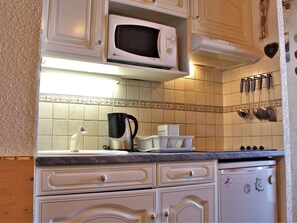 Réfrigérateur, micro-ondes, cafetière/bouilloire