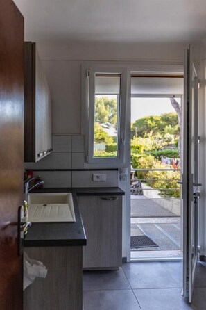 Microwave, oven, dishwasher, coffee/tea maker