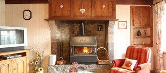 Casa independiente con jardín grande, chimenea y cerca de la costa.