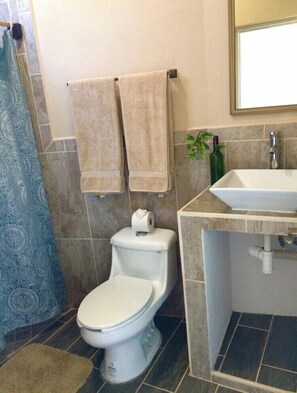 Shower, towels - Casa Bugambilias, 1 and a half blocks from the beach (la peñita de jaltemba)