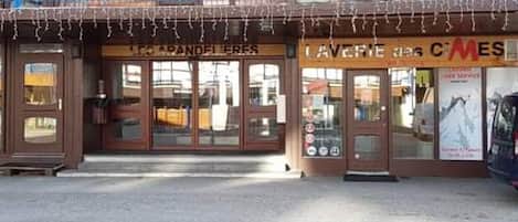 Un bâtiment dont la devanture présente des enseignes pour « LE GRANDE FRES » et « L’AVERE des C’MES ».