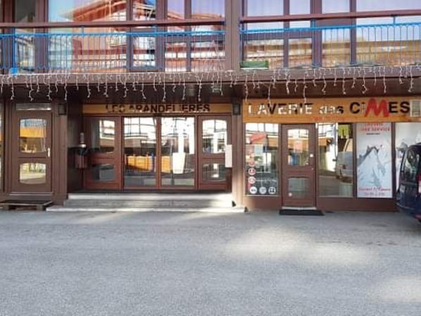 A building with a storefront featuring signage for 'LE GRANDE FRES' and 'L'AVERE des C'MES.'