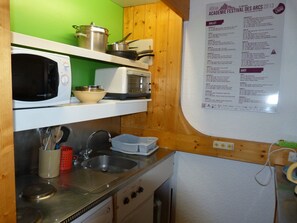 Cafeteira/chaleira, geladeira, micro-ondas, cooktop