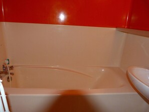 A bathroom with a bathtub, a sink, and a toilet. - 2-room apartment in the heart of Arc 1800 - 4 guests (Les Arcs 1800)