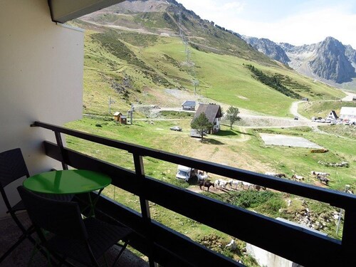 Studio cabin for 4, covered parking, 50m from slopes