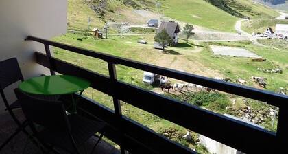 Studio cabin for 4, covered parking, 50m from slopes