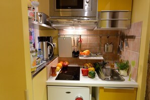 Een koelkast, een microgolfoven, een kookplaat