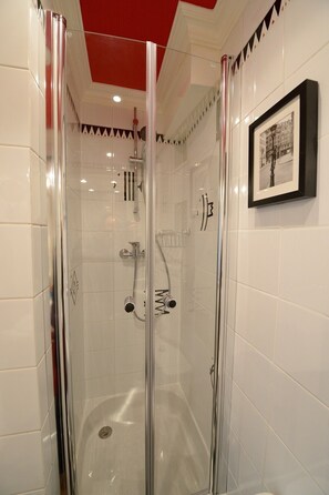 Een douche, een haardroger, handdoeken