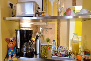 Kühlschrank, Mikrowelle, Herdplatte, Wasserkocher mit Kaffee-/Teezubehör