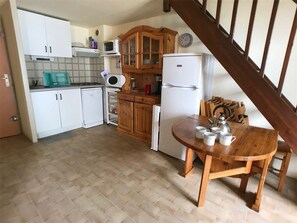 Réfrigérateur, micro-ondes, plaque de cuisson, lave-vaisselle