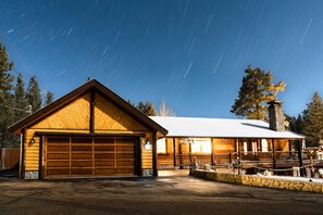 Exterior - Space for families, theatre, game room, hot tub. (Big Bear Lake)