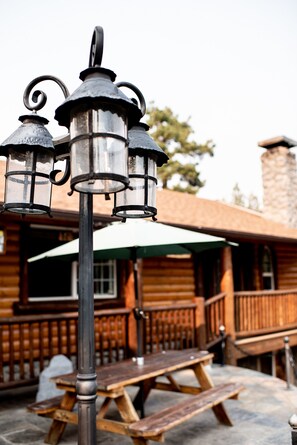 Terrace/patio - Space for families, theatre, game room, hot tub. (Big Bear Lake)