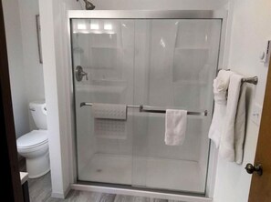 Shower, hair dryer, towels - Osprey Pines - walk to the beach (Florence)