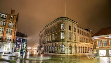 Fachada de la propiedad por la tarde o noche