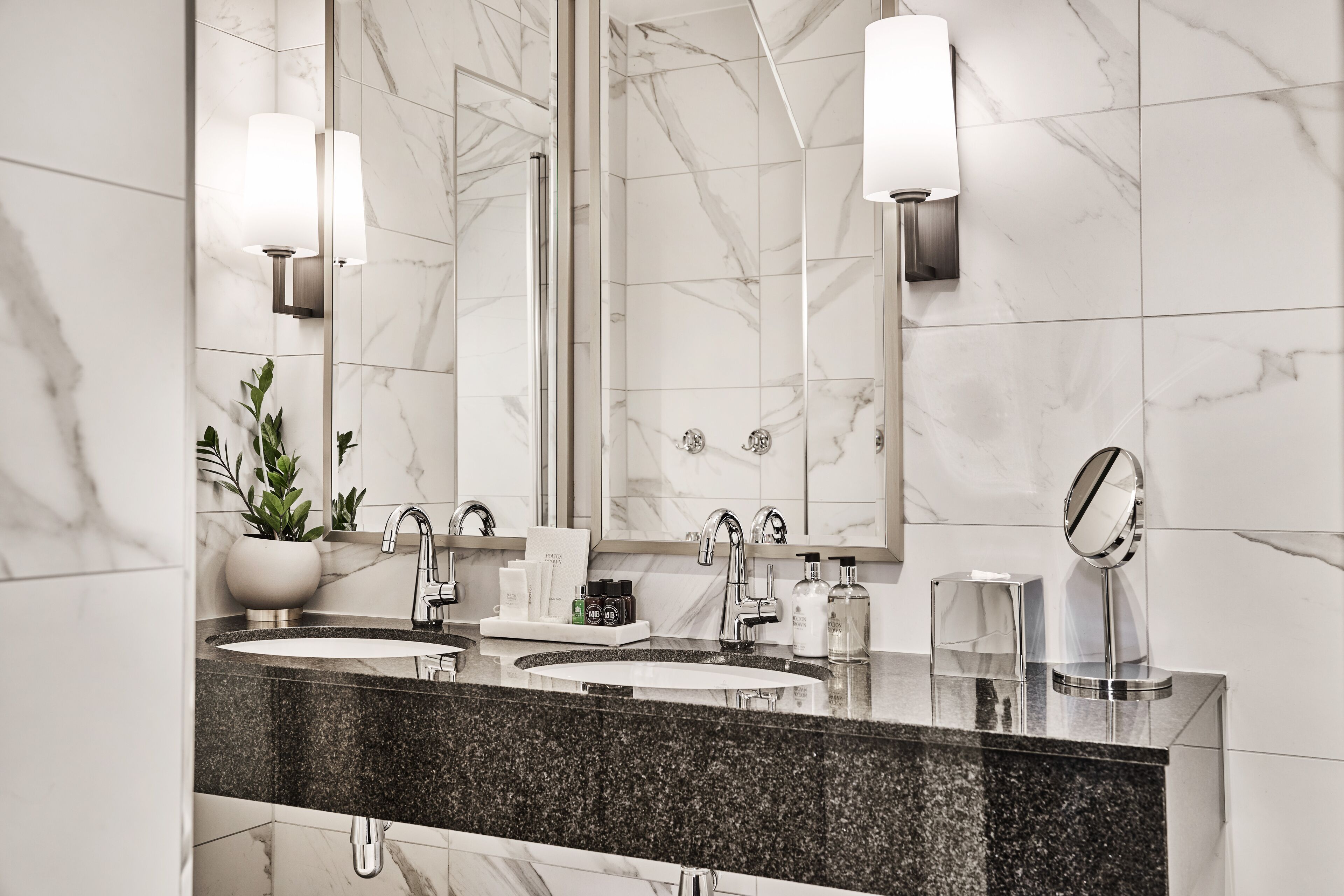 suite ingeborg | bathroom | shower, rainfall showerhead, free toiletries, hair dryer