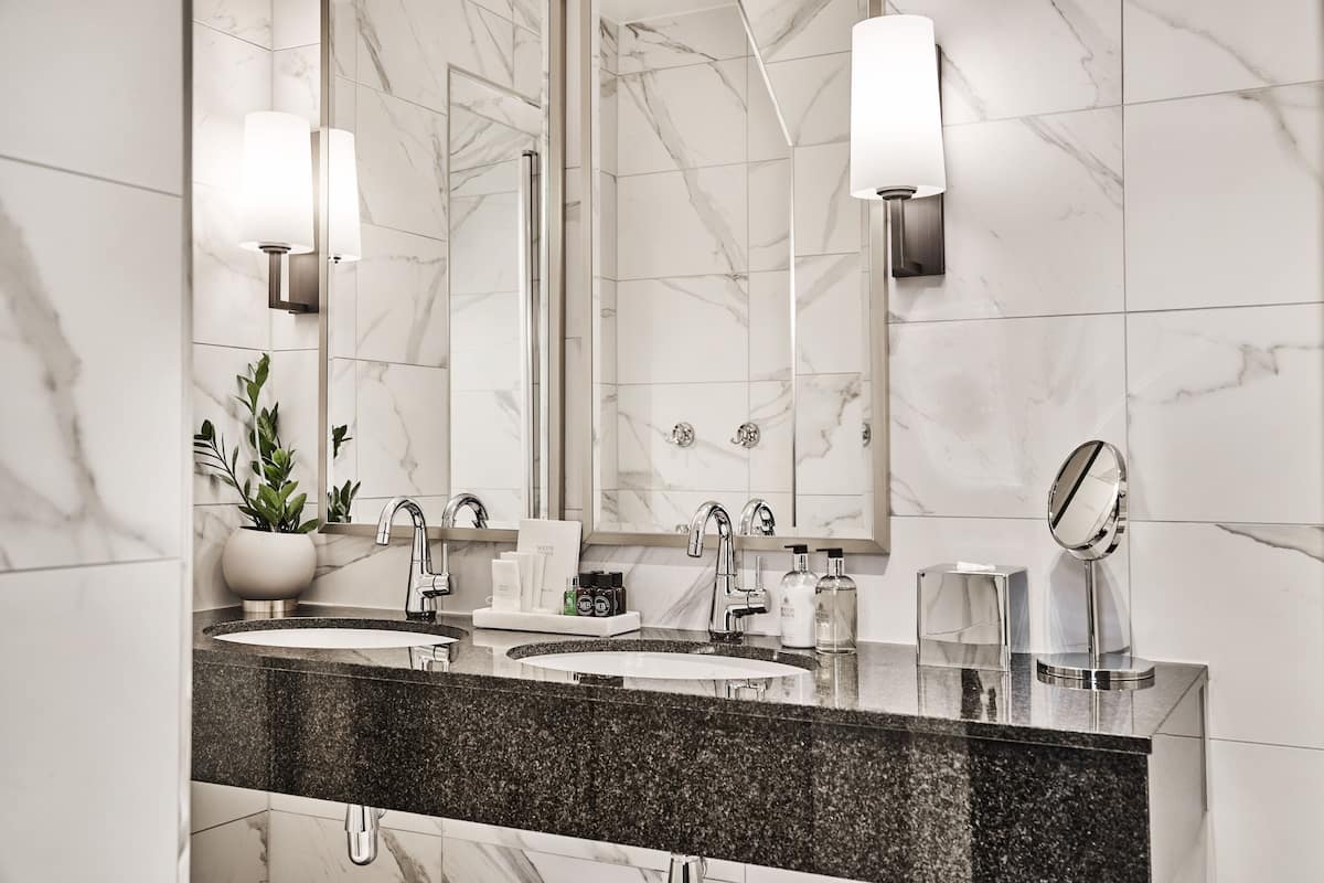 suite ingeborg | bathroom | shower, rainfall showerhead, free toiletries, hair dryer