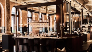 Bar (trong khuôn viên)