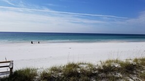A beach with a wooden fence and sparse vegetation in the foreground. - Sandestin Luau Studio, Steps to Beach - Family/Golf, Beach Gear/TRAM/WiFi (Miramar Beach)