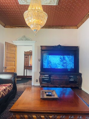 Smart TV, DVD player, books - The Bonnie Rose, a Historic home built in 1902. Gowdy Properties (Lake City)