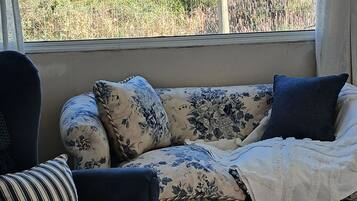 TV, livros, aparelho de som