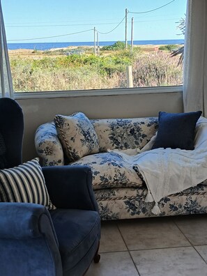 TV, books, stereo - Beach just across the street; pubs, restaurants, flea markets (Balneario Buenos Aires)