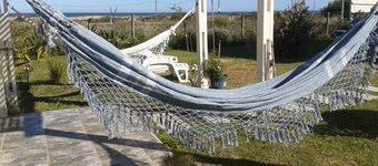 Strand rett over gaten; puber, restauranter, loppemarkeder