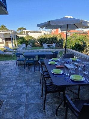 Outdoor dining - Beach just across the street; pubs, restaurants, flea markets (Balneario Buenos Aires)