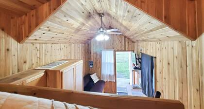 Kauniisti muotoiltu parvella Retreat aivan kaupungissa ~ tilava, viihtyisä ja puhdas