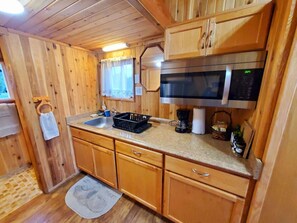 Refrigerador, microondas, parrilla de estufa y cafetera y tetera